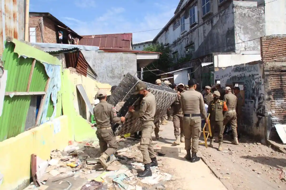 Satu Pleton Anggota Satpol PP Bongkar Bangunan Bengkel Las di Wilayah Asrama Satpol PP Sulsel