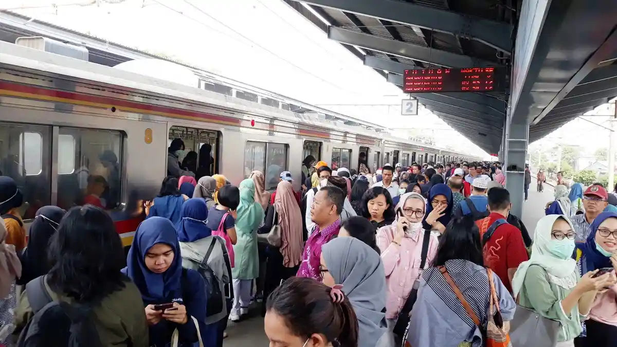 Imbas Corona, Jumlah Penumpang KRL Menurun 34 Persen