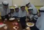 Pelajar SD Lukman Al Hakim Belajar Memasak Bersama
