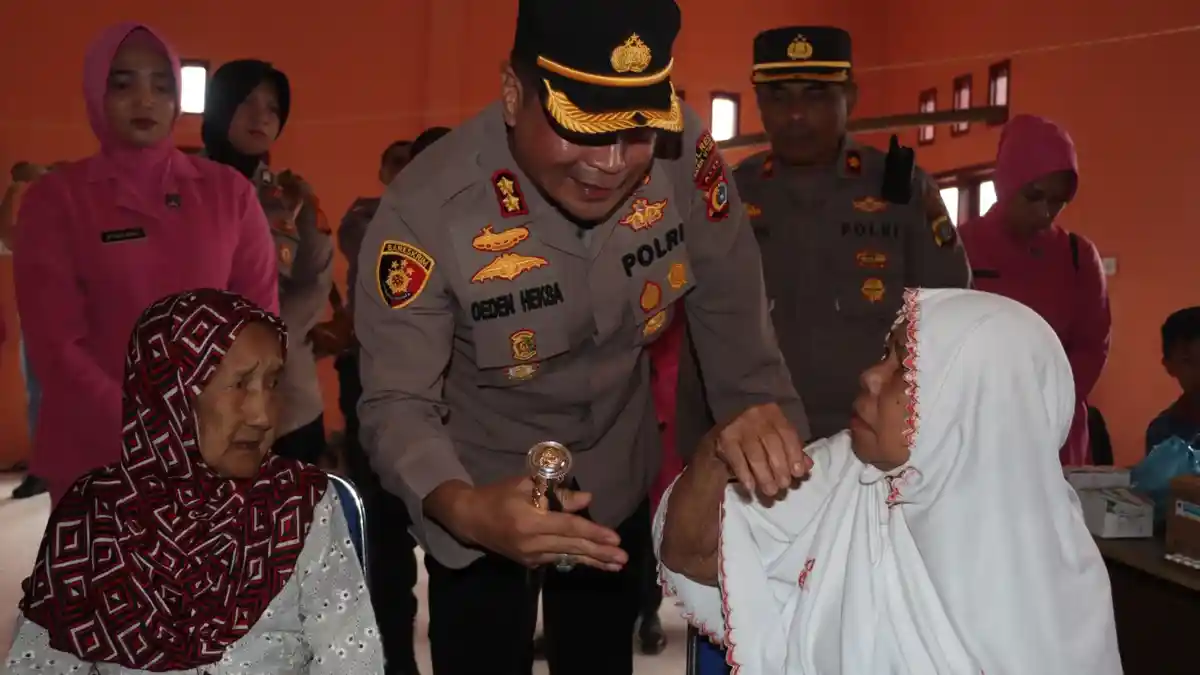 Antar Bantuan, Polres Aceh Utara juga Adakan Pengobatan Gratis untuk Korban Banjir 