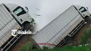 Truk-boks-terperosok-ke-jurang-di-tikungan-tajam.jpg