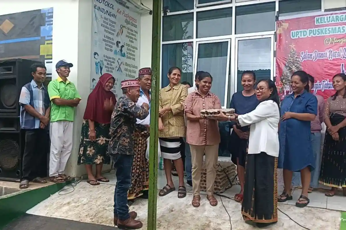Cegah Stunting, Ketua TP-PKK Matim Beri Bantuan Telur dan Susu untuk Bumil di Benteng Jawa
