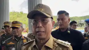 Gubernur-Sulawesi-Tenggara-Sultra-Andi-Sumangerukka-saat-diwawancara-usai-apel-pagi.jpg