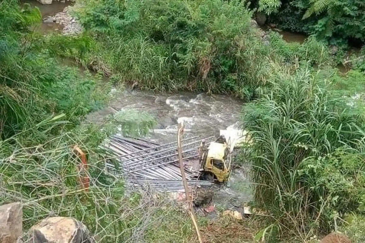 Diduga Rem Blong, Truk Bermuatan Besi Terjungkal ke Jurang saat Melintasi Tanjakan Panganten Garut