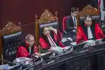 Hakim-MK-dalam-sidang-sengketa-Pilpres-Senin-242024.jpg