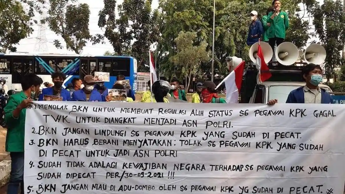 Jumat Keramat, Mahasiswa Geruduk BKN Tolak Alih Status 57 Eks Pegawai KPK ke Polri