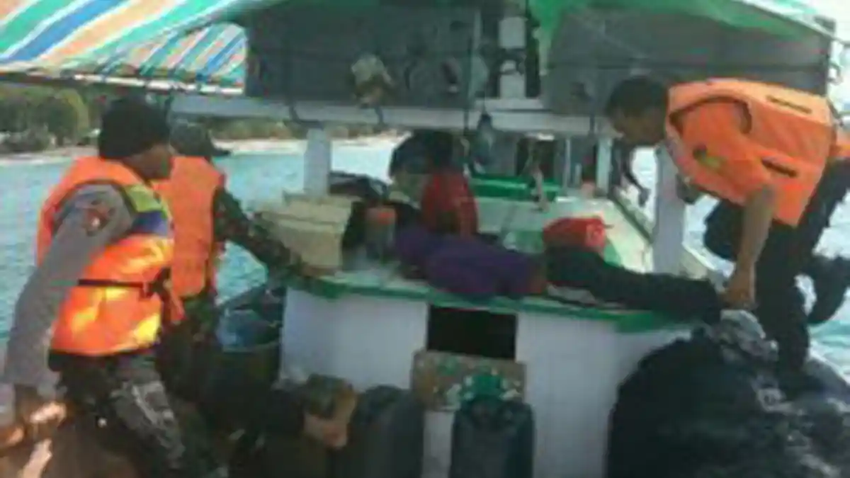 KLM Adel Sari yang Mengangkut Ratusan Sapi dan Kerbau Terombang-ambing di Laut