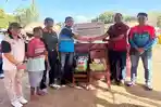 Penyerahan-bantuan-secara-simbolis-oleh-Manager-PLN-UP3-Flores-bagian-Timur.jpg