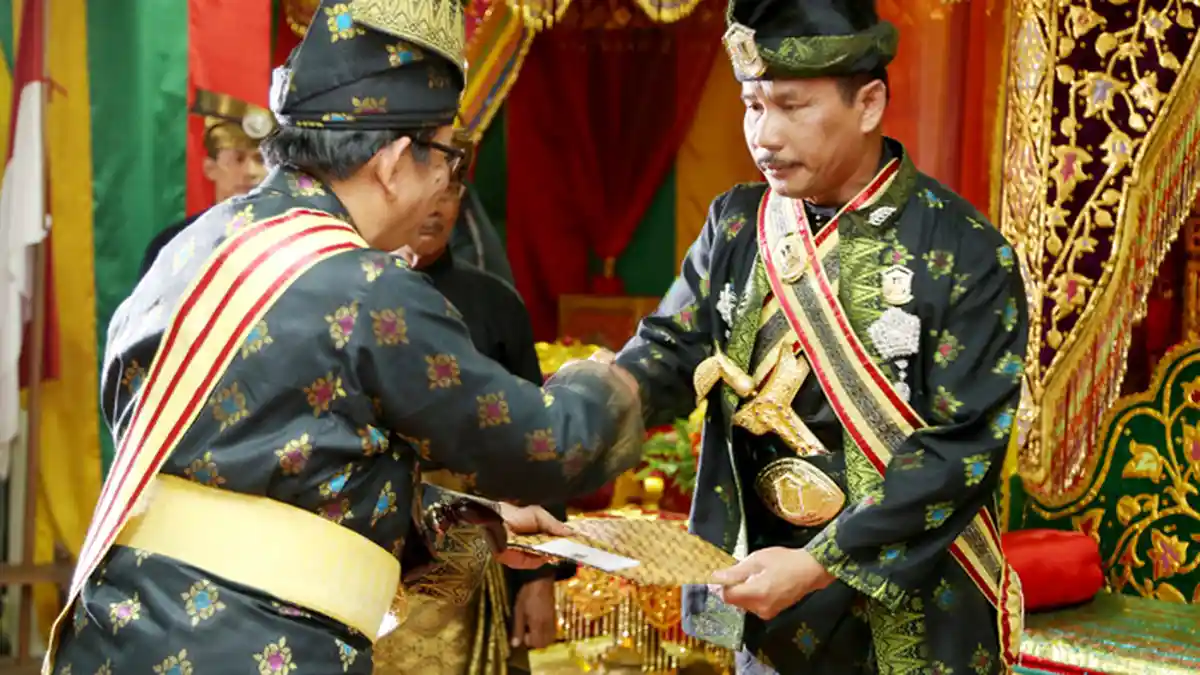 Lembaga Adat Melayu Berikan Walikota Batam Gelar Datuk Setia Amanah - walikota-batam-h-muhammad-rudi-menerima-gelar-datuk-setia-amanah-dari-lembaga-adat-melayu2_20160401_211229.jpg