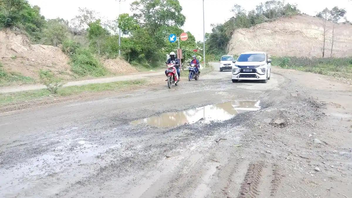 Warga Miris, Banyak Jalan Rusak Parah di Sengkang