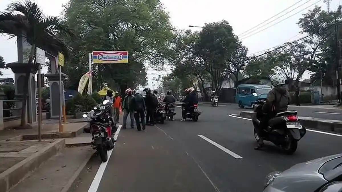 Hati-hati Melintas di Jalan Raya Bogor Licin, Ada Ceceran Oli di Permukaan Aspal