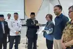 Bupati-Aceh-Singkil-Safriadi-Oyon-serahkan-penghargaan-kepada-NGO-mintra.jpg