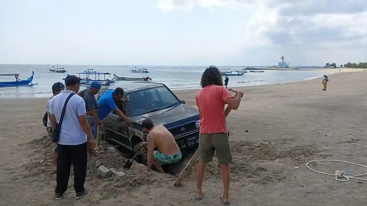 Warga Bantu Evakuasi Mobil Bule yang Terperosok di Bibir Pantai Sekeh Kuta Badung 