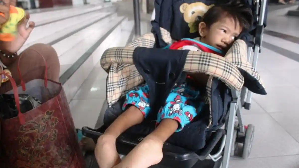 Agar Sembuh, Nurlela Gendong Dua Anaknya Sekaligus Saban Berobat