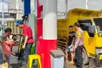 Personil-Polisi-mengecek-pendistribusian-BBM-di-sejumlah-SPBU-di-Kuansing.jpg