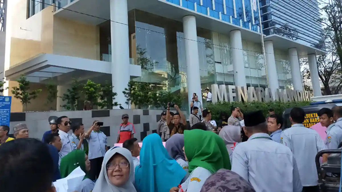 BERITA FOTO Karyawan Perusahaan Daerah (PD) Pasar Pemkot Medan Geruduk Kantor Bank Mandiri - demo-karyawan-pd-pasar-1.jpg