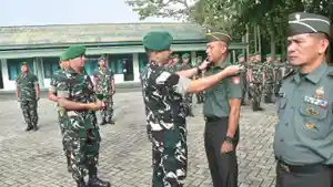 Dandim-HST-Letkol-Inf-Ardiansyah-saat-menyematkan-kenaikan-pangkat.jpg