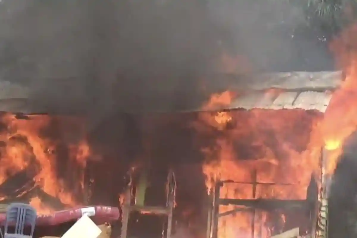 Ratusan Warga Bakar Warung Remang-Remang di Muaro Jambi, Para Suami Emak-Emak Sering Mampir