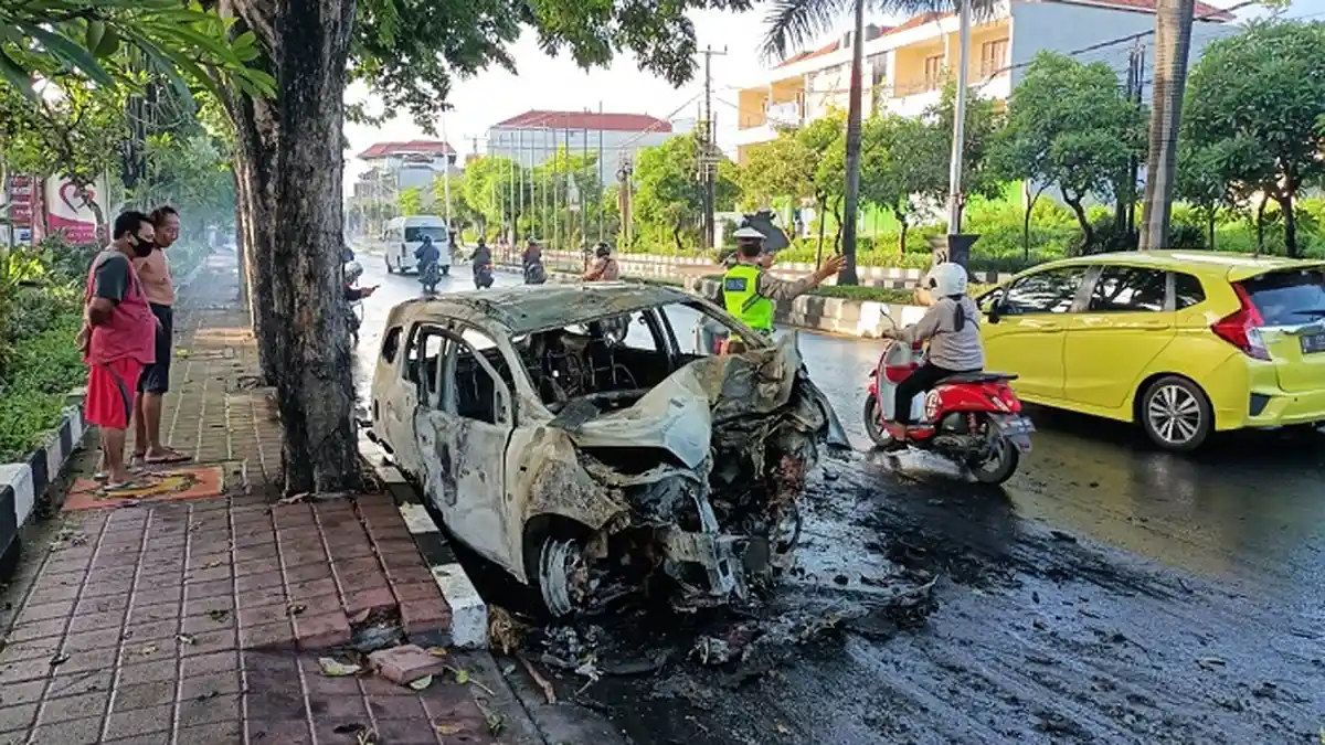 Kasus Laka di By Pass Ngurah Rai, Pengemudi Selamat Setelah Mobil Tabrak Pohon dan Terbakar