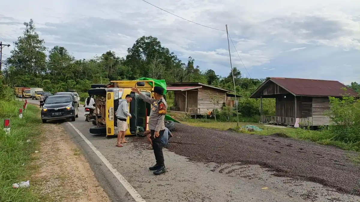 Truk Pengangkut Kernel Terguling di Desa Tanjung Tengang, Polisi Bersihkan Tumpahan hingga Malam