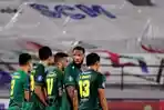Pemain-Persebaya-Surabaya-Alie-Sesay-saat-pertandingan-pekan-25-Liga-1.jpg