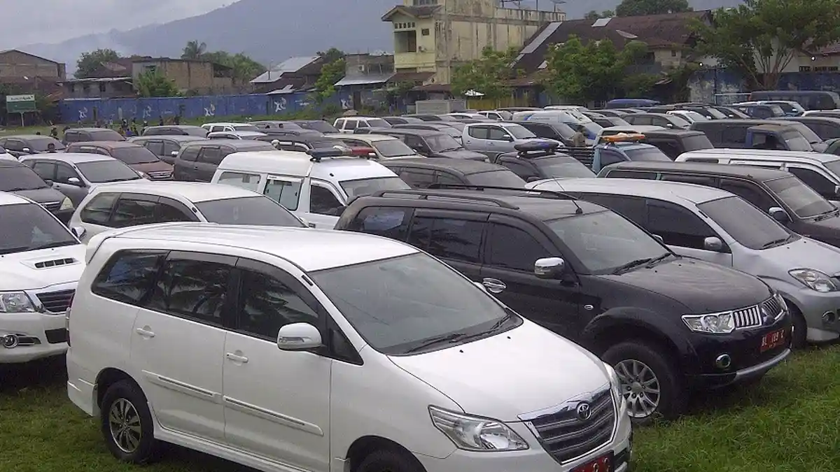 Ratusan Mobil  Dinas Abdya Dikumpulkan di Lapangan Persada, Ada Apa?
