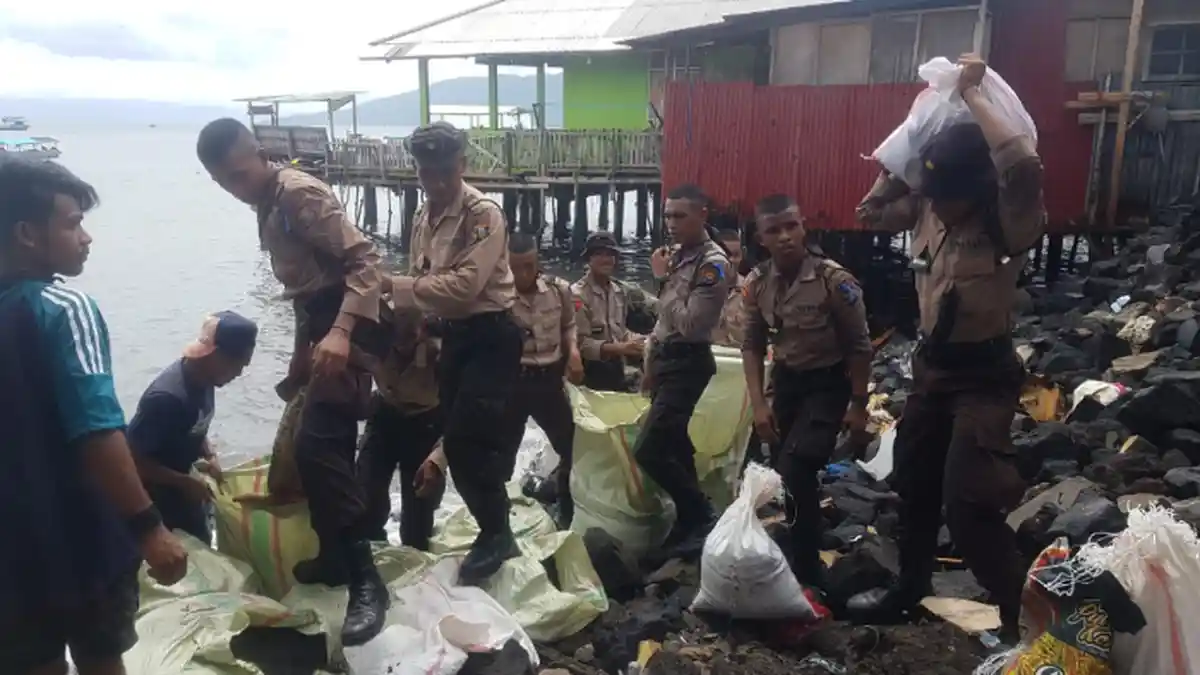 Gelombang Tinggi Hantam Ternate, Warga Bahu-membahu Bangun Talud Penangkal Ombak