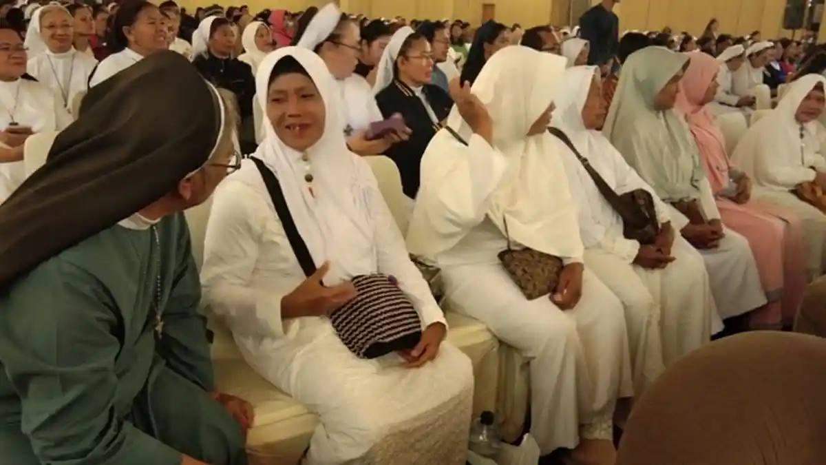 Indahnya Keberagaman Indonesia, Suster dan Ustazah Kompak Bernyanyi Bersama
