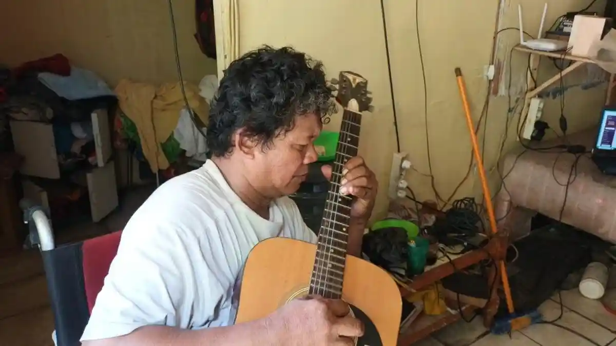 Pernah Juarai Festival Rock, Guru Gitar Disabilitas Bakal Rilis Album ...