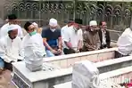 berita-surabaya-pilwali-surabaya-diisi-calon-wali-kota-eri-cahyadi-ziarah-di-makam-sunan-ampel.jpg