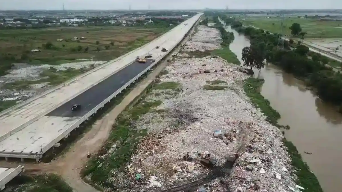 Lokasi Memang Jauh dari Permukiman Warga, Tapi Bau Tumpukan Sampah di Bantaran Kali CBL Tercium Juga