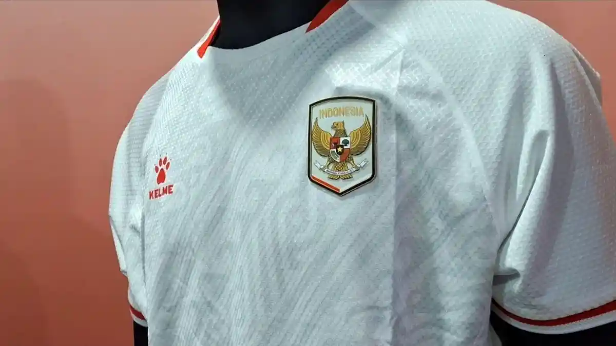Inspirasi Batik Parang dan Jersey Ikonik 1999 pada Desain Jersey Timnas Indonesia - Penampilan-jersey-away-Timnas-Indonesia-buatan-Kelme.jpg