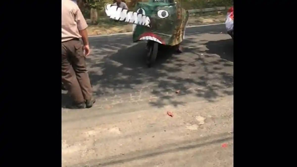 Viral Kocak Seorang Pria Modif Sepeda Motor Mirip Mesin Sensor Pohon Saat Paai Karnaval