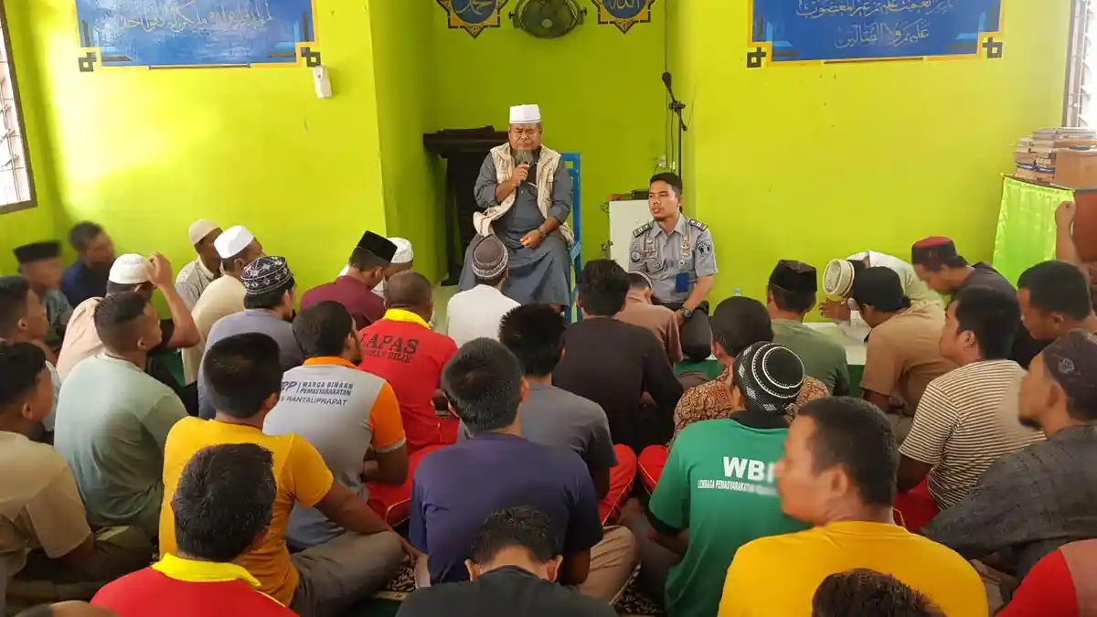 Ratusan Warga Binaan Beragama Islam Lapas Labuhan Bilik Khusyuk Dengarkan Tausiyah