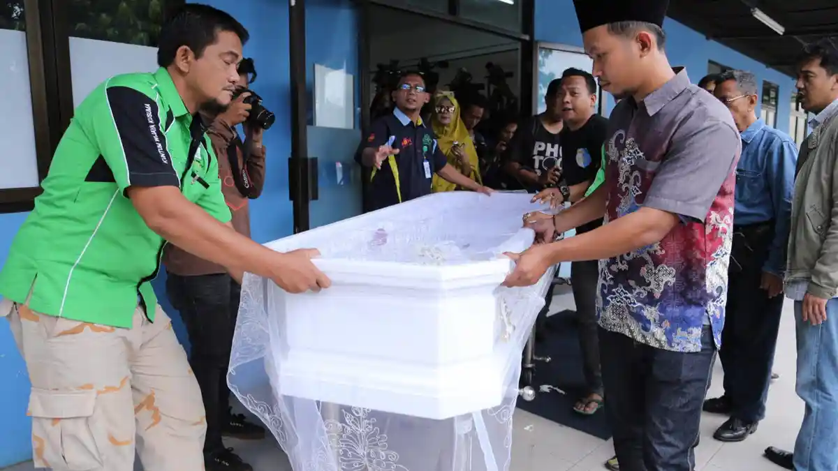 Pemakaman Yana Zein Terhambat karena Perdebatan Ayah dan Ibunya