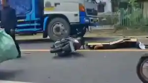 pengendara-honda-beat-meninggal-dunia-di-Jalan-Raya-Ngawi-Mantingan-Desa-Kebon.jpg