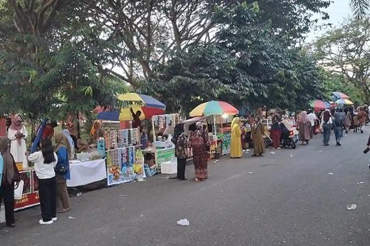 Pelepasan JCH Bawa Berkah bagi Pedagang Kaki Lima di Parimo Sulteng