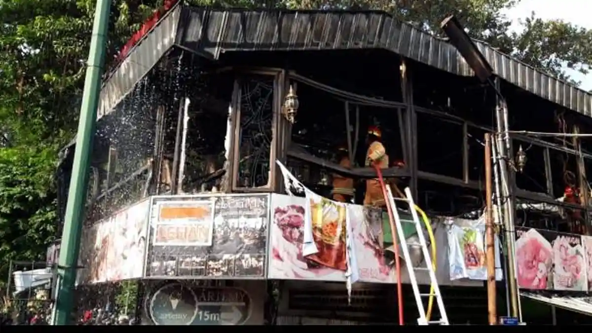 Resto Legian Malioboro Yogyakarta Dibakar Pendemo UU Cipta Kerja: Dilempar Ban yang Terbakar