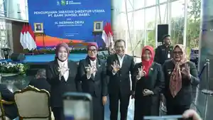 Wabup-Banyuasin-Ir-Netta-Indian-SP-saat-berfoto-bersama-dengan-Dirut-Bank-Sumsel-Babel.jpg
