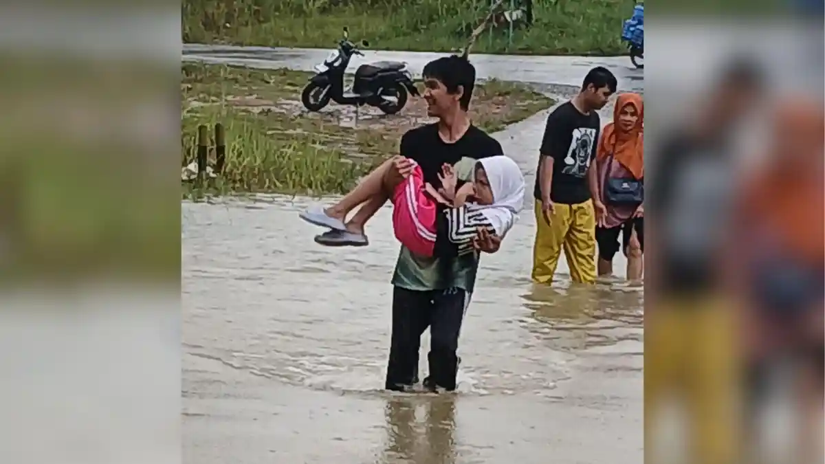 Aksi Spontan Mahasiswa Teknik Perkapalan UMRAH, Bantu Warga Terjebak Banjir di Tanjungpinang