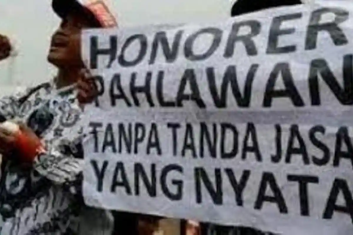 Kabar Bahagia! Tahun ini 100 Ribu Guru Honorer akan Diangkat Langsung Jadi PNS