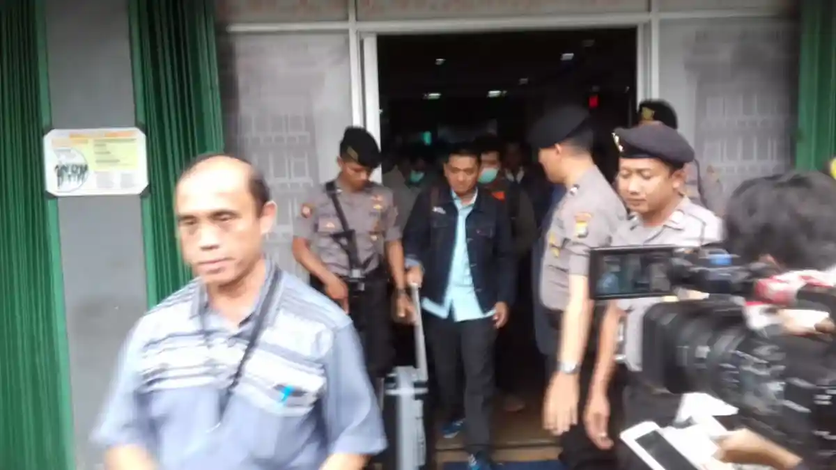 Geledah Tiga Lantai Kantor Pengacara Fredrich, Tim KPK Angkut Dua Koper Dokumen