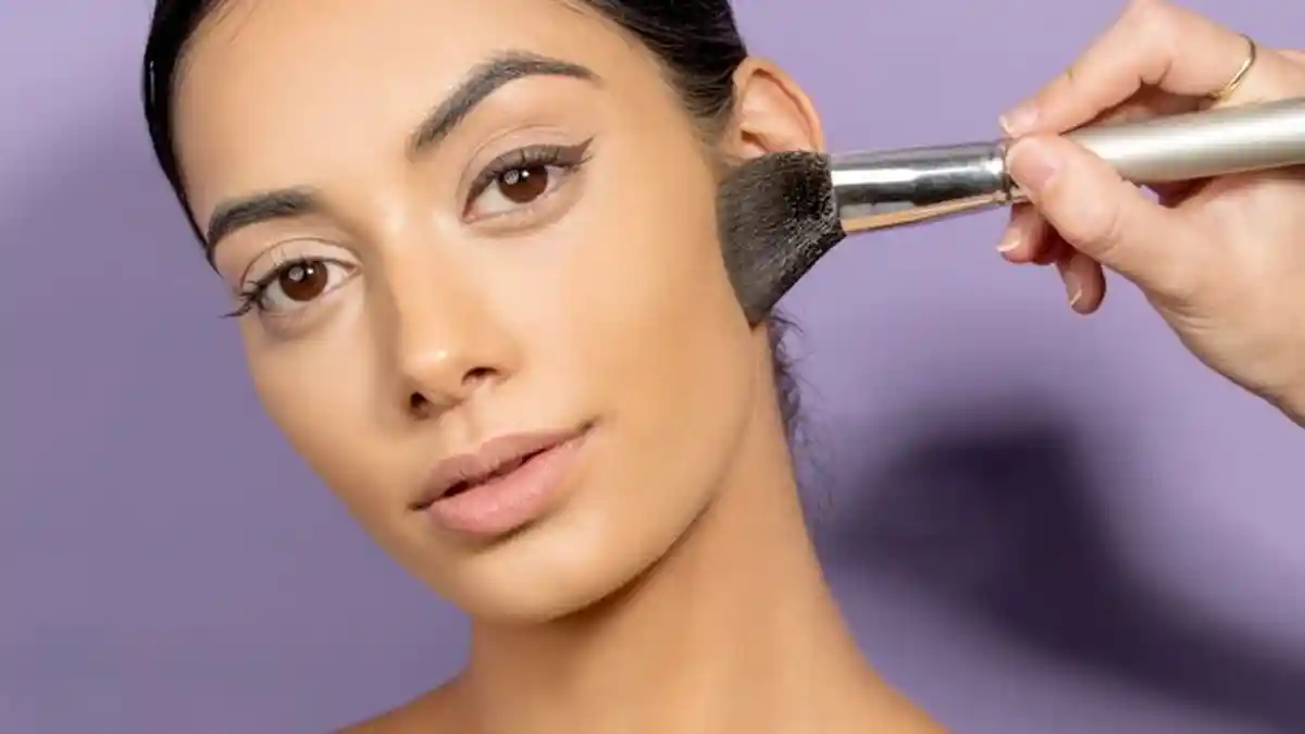 Jika Punya Wajah Berminyak, 3 Trik ini Bikin Makeup Lebih Tahan Lama dan Anti Luntur