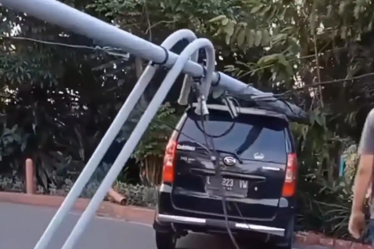 Diduga Pedal Gas Nyantol, Xenia Seruduk Tiang Lampu Jalan di Surabaya hingga Ambruk