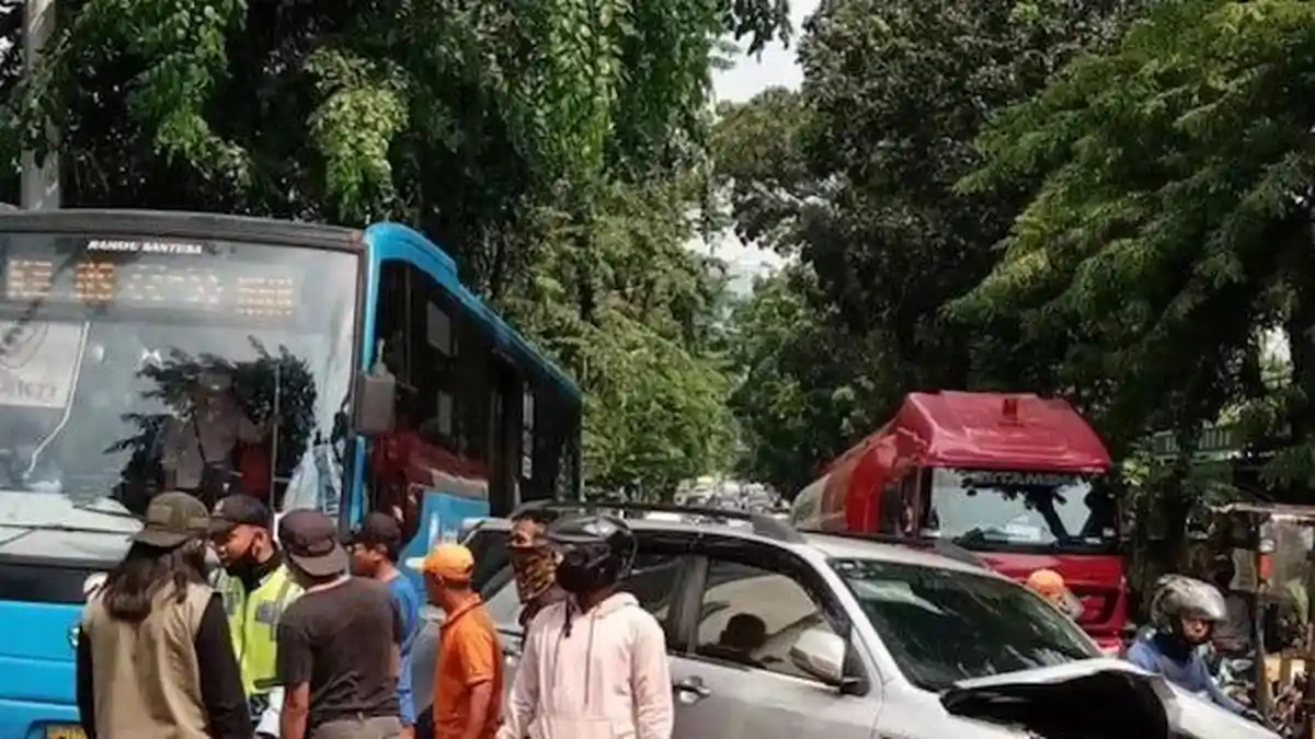 Ngeri! Mobil Tabrak Pembatas Jalan di Pondok Indah