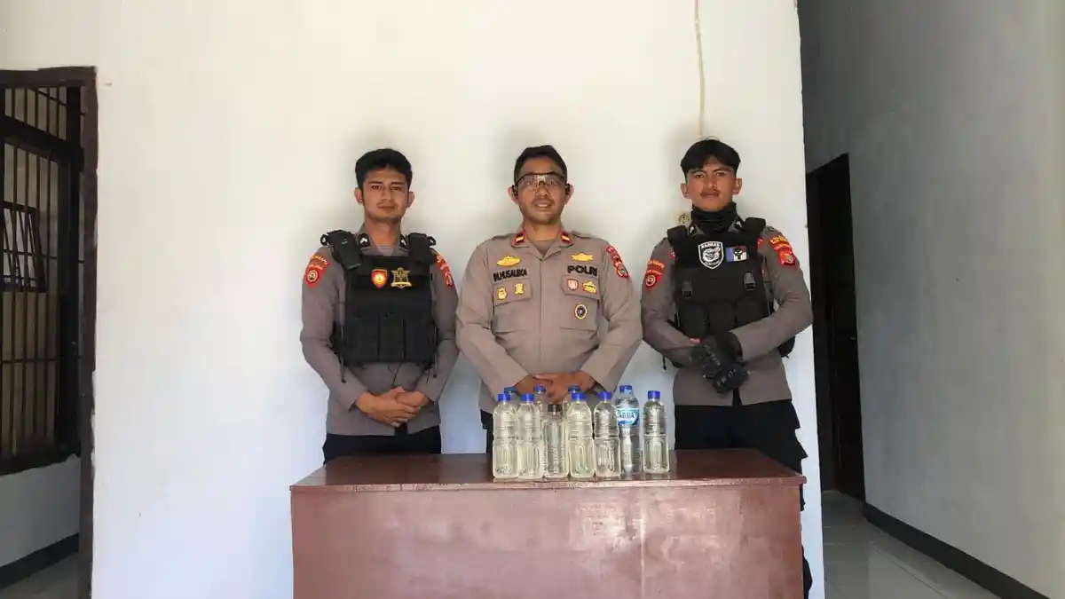 Disembunyikan di Bawah Kasur, 10 Botol Cap Tikus Diamankan Polisi di Desa Nunu Taliabu