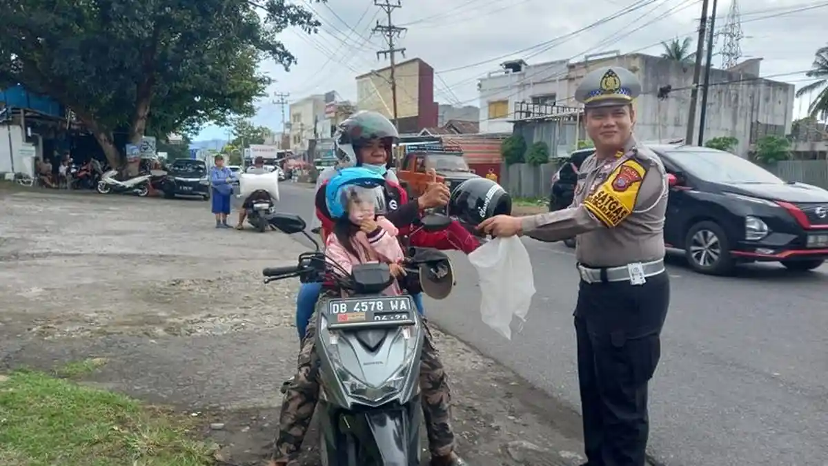 Hadiah di Tengah Razia, Warga Bitung Terharu Dapat Helm dari Polisi