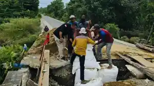 Wabup-pantau-perbaikan-jembatan-rusak-di-Alue-Siron.jpg