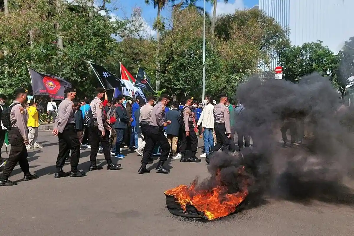 Tolak Kenaikan Harga BBM, Aksi BEM Nusantara Bakar Ban di Depan Patung Kuda Jakarta Pusat