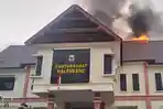 Diduga Tersambar Petir Atap Kantor Camat Walenrang Luwu Terbakar